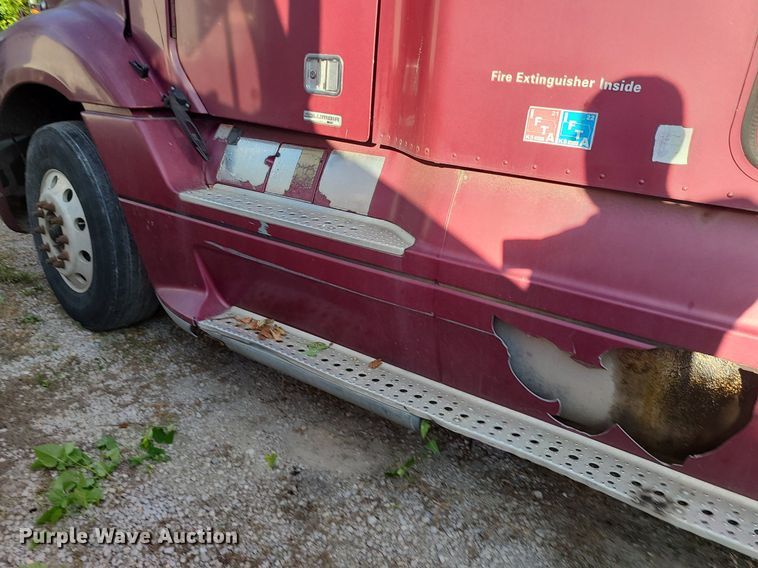 image for item DK4114 2005 Freightliner Columbia  semi truck