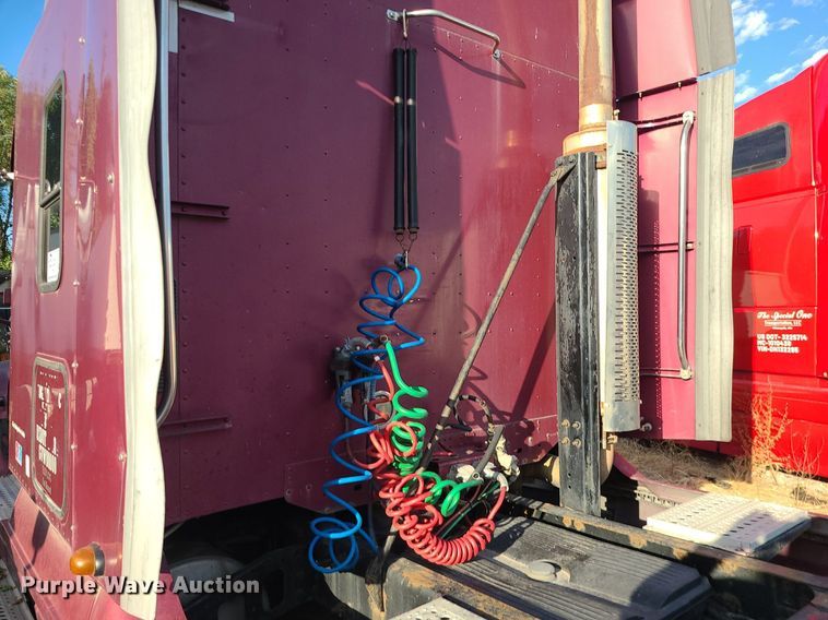 image for item DK4114 2005 Freightliner Columbia  semi truck