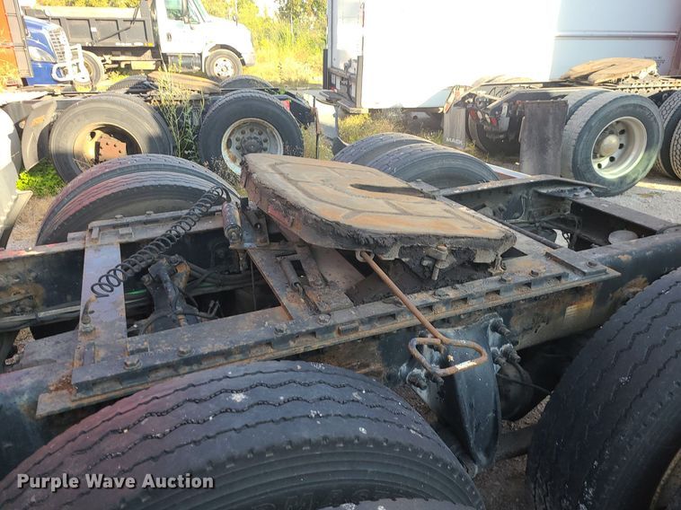 image for item DK4114 2005 Freightliner Columbia  semi truck