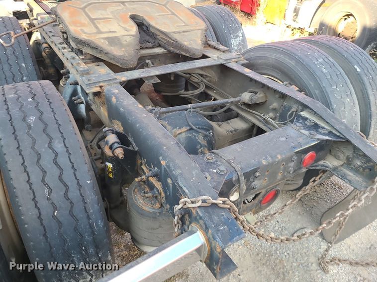 image for item DK4114 2005 Freightliner Columbia  semi truck