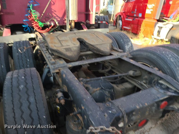 image for item DK4114 2005 Freightliner Columbia  semi truck