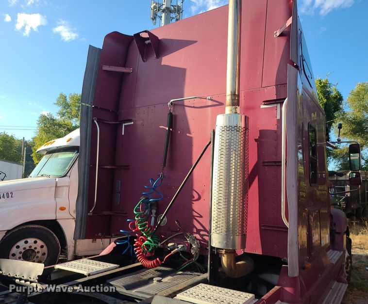 image for item DK4114 2005 Freightliner Columbia  semi truck