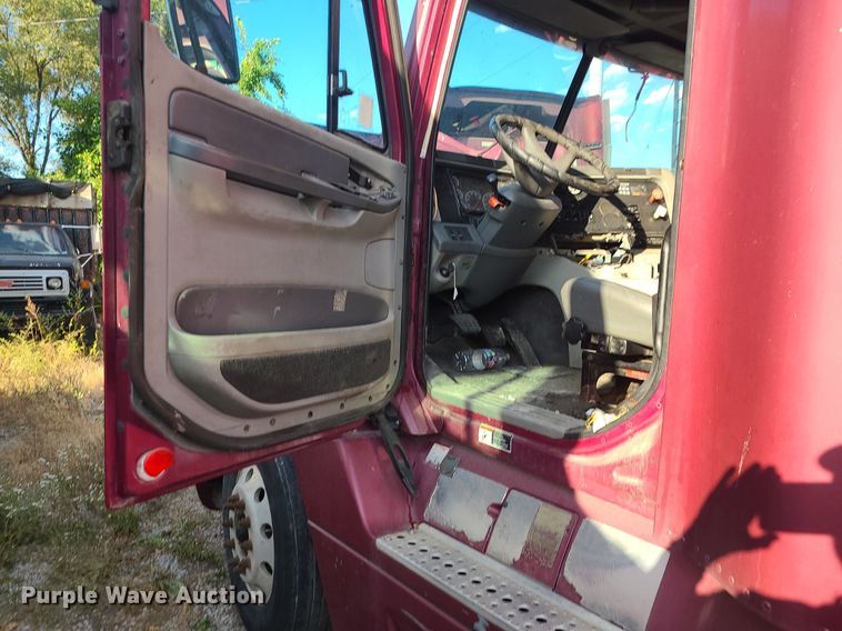 image for item DK4114 2005 Freightliner Columbia  semi truck