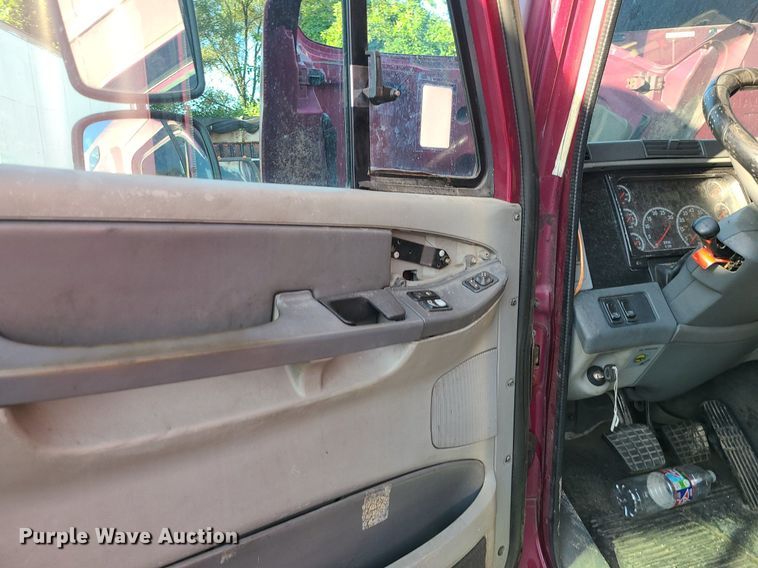 image for item DK4114 2005 Freightliner Columbia  semi truck