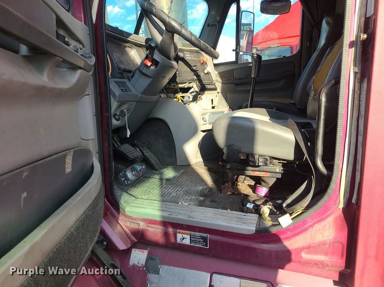 image for item DK4114 2005 Freightliner Columbia  semi truck