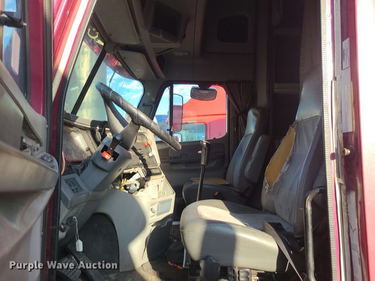 image for item DK4114 2005 Freightliner Columbia  semi truck