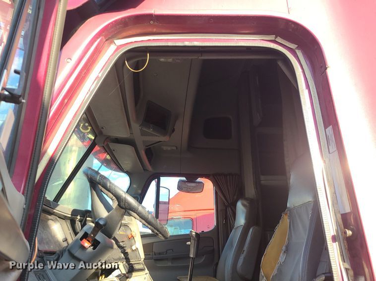 image for item DK4114 2005 Freightliner Columbia  semi truck