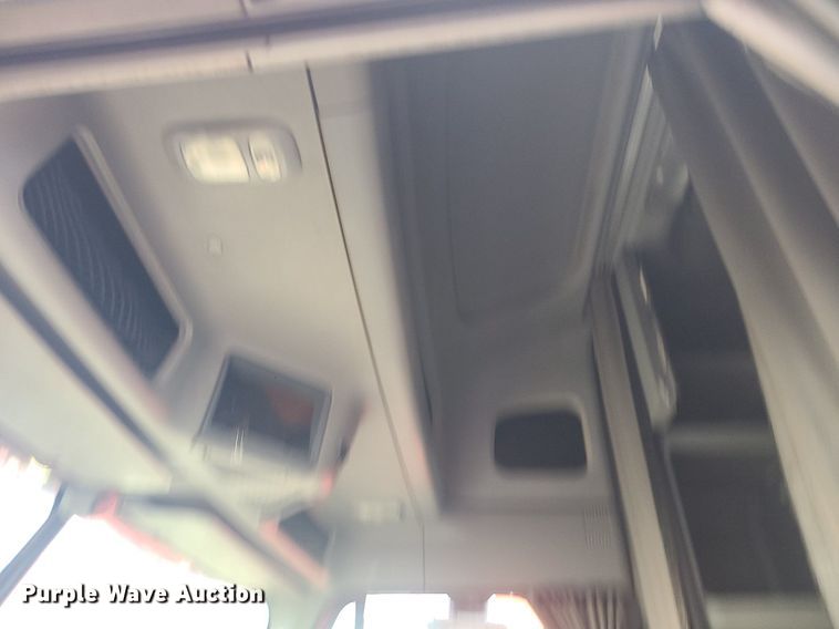 image for item DK4114 2005 Freightliner Columbia  semi truck