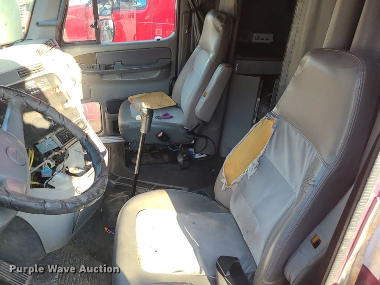 image for item DK4114 2005 Freightliner Columbia  semi truck