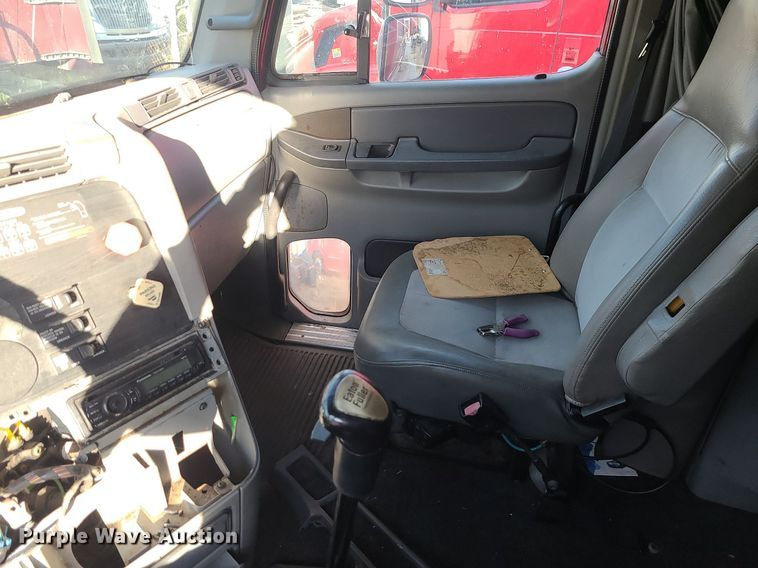 image for item DK4114 2005 Freightliner Columbia  semi truck