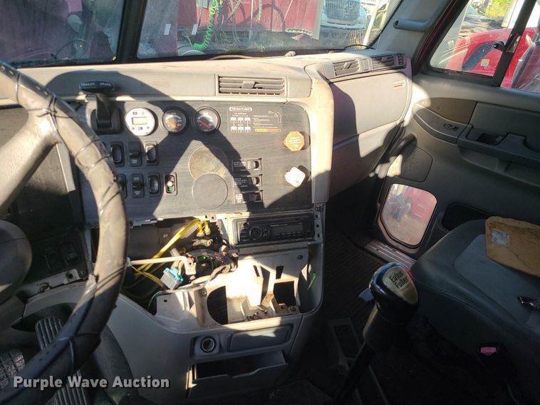 image for item DK4114 2005 Freightliner Columbia  semi truck