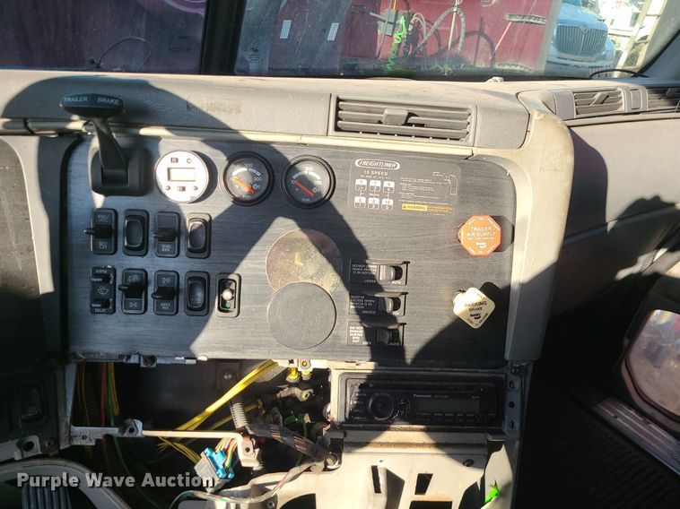 image for item DK4114 2005 Freightliner Columbia  semi truck