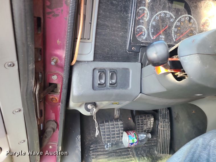 image for item DK4114 2005 Freightliner Columbia  semi truck