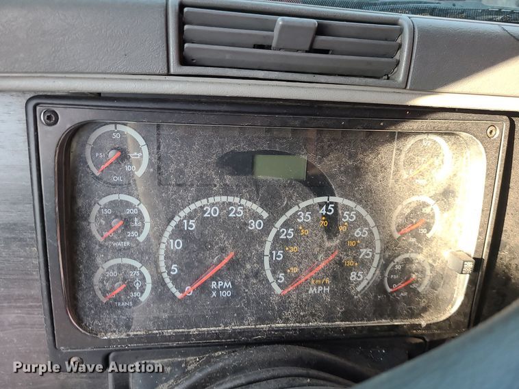 image for item DK4114 2005 Freightliner Columbia  semi truck