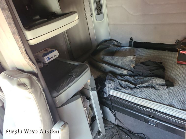 image for item DK4114 2005 Freightliner Columbia  semi truck