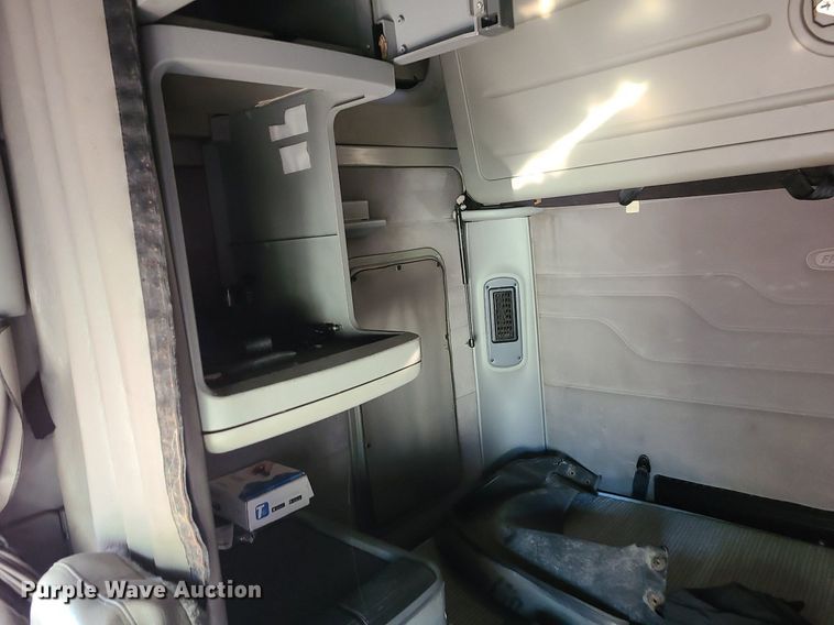 image for item DK4114 2005 Freightliner Columbia  semi truck