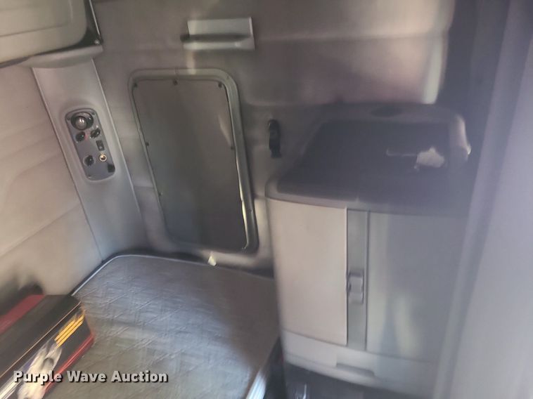 image for item DK4114 2005 Freightliner Columbia  semi truck