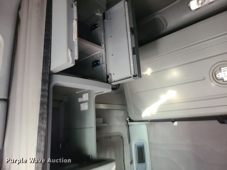 image for item DK4114 2005 Freightliner Columbia  semi truck