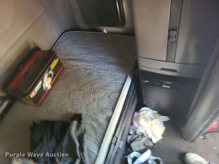 image for item DK4114 2005 Freightliner Columbia  semi truck