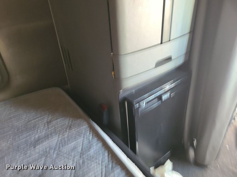 image for item DK4114 2005 Freightliner Columbia  semi truck