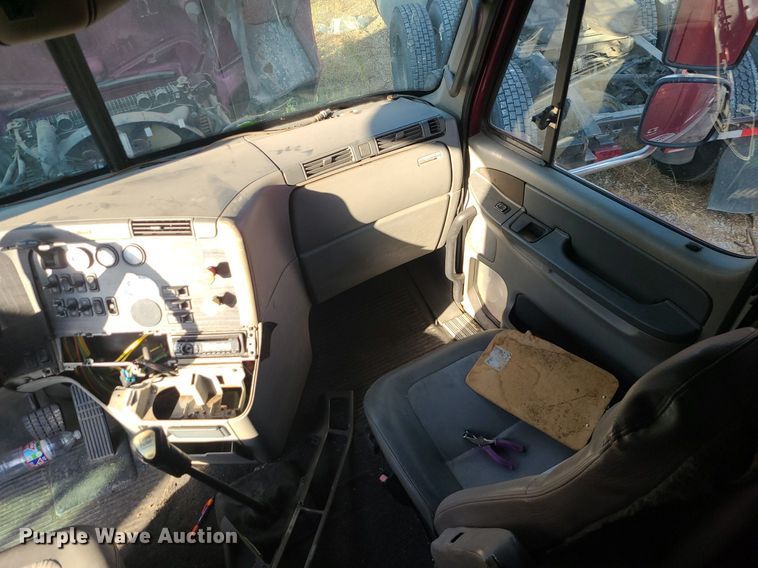 image for item DK4114 2005 Freightliner Columbia  semi truck