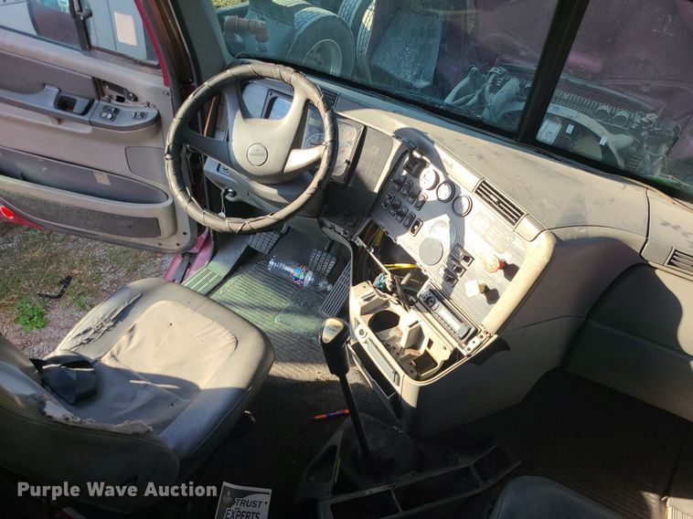 image for item DK4114 2005 Freightliner Columbia  semi truck