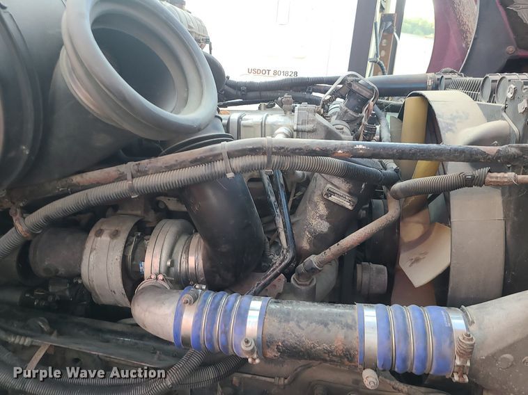 image for item DK4114 2005 Freightliner Columbia  semi truck