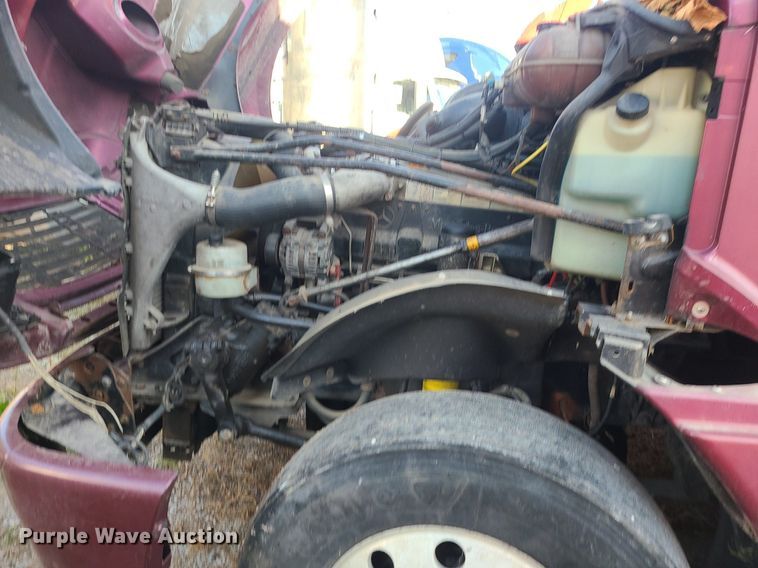 image for item DK4114 2005 Freightliner Columbia  semi truck