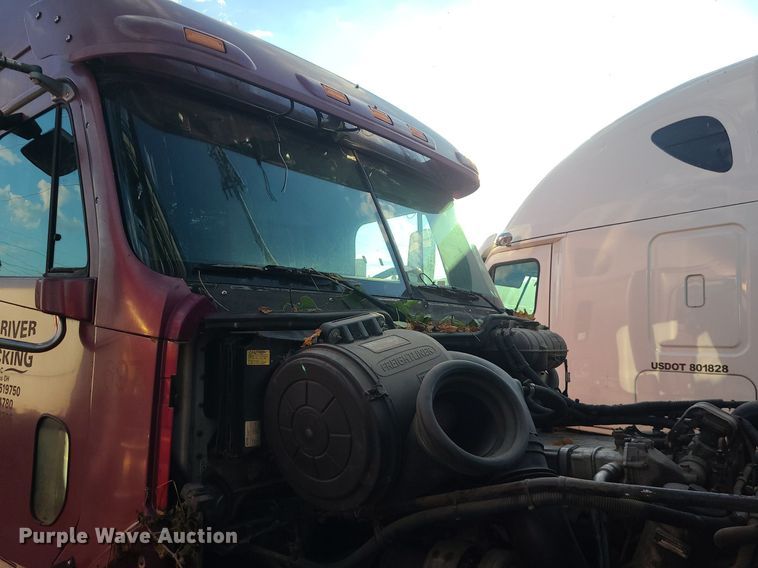 image for item DK4114 2005 Freightliner Columbia  semi truck