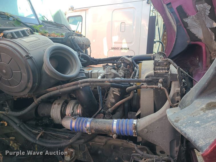 image for item DK4114 2005 Freightliner Columbia  semi truck