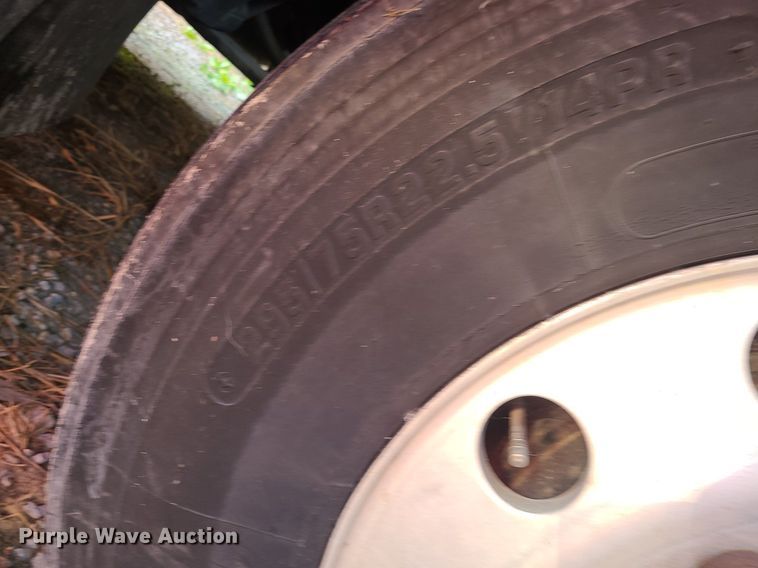 image for item DK4114 2005 Freightliner Columbia  semi truck