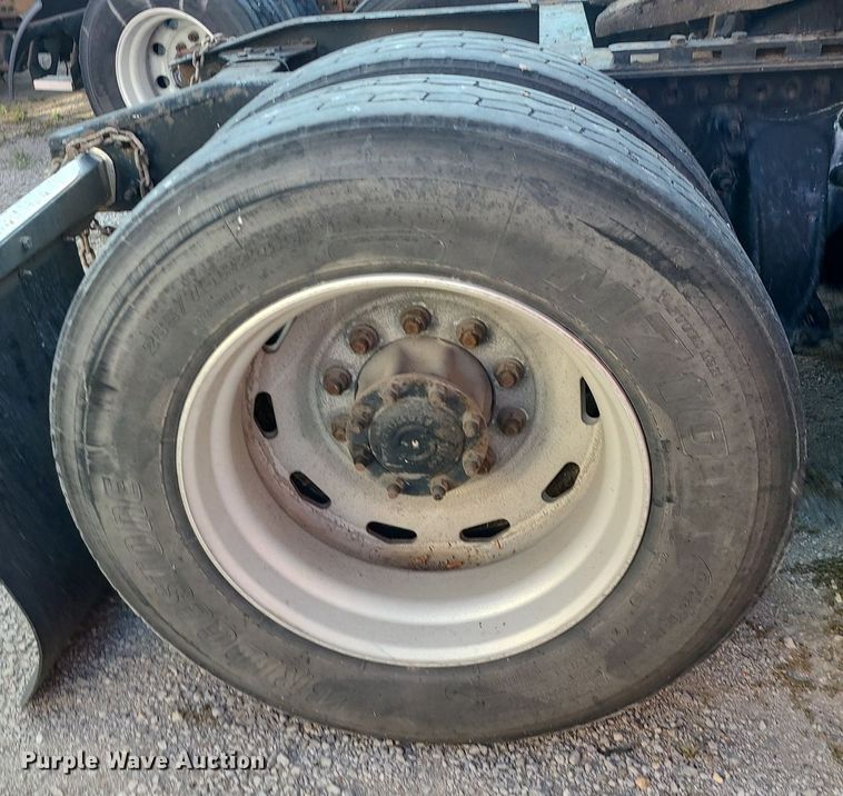 image for item DK4114 2005 Freightliner Columbia  semi truck