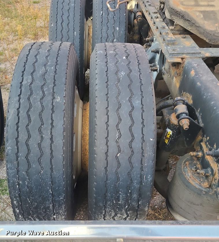 image for item DK4114 2005 Freightliner Columbia  semi truck