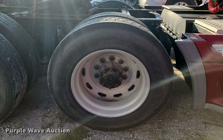 image for item DK4114 2005 Freightliner Columbia  semi truck