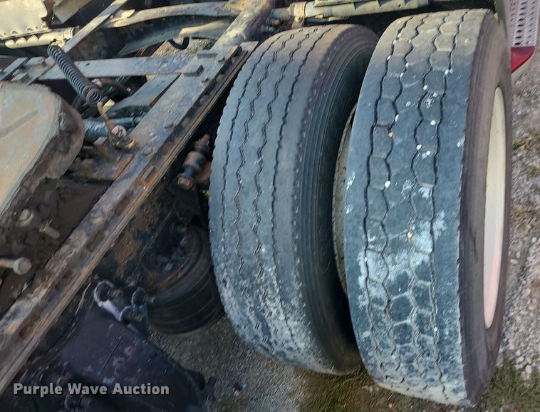 image for item DK4114 2005 Freightliner Columbia  semi truck