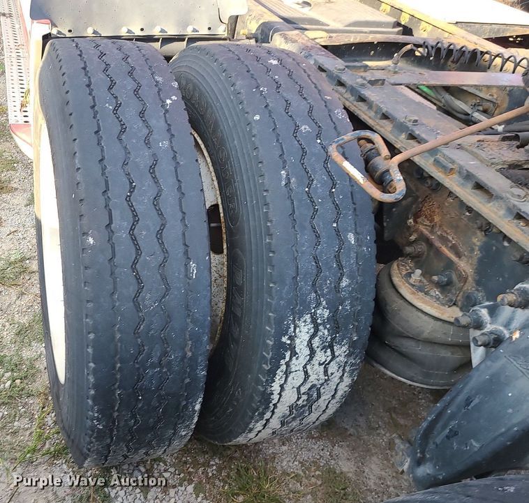 image for item DK4114 2005 Freightliner Columbia  semi truck