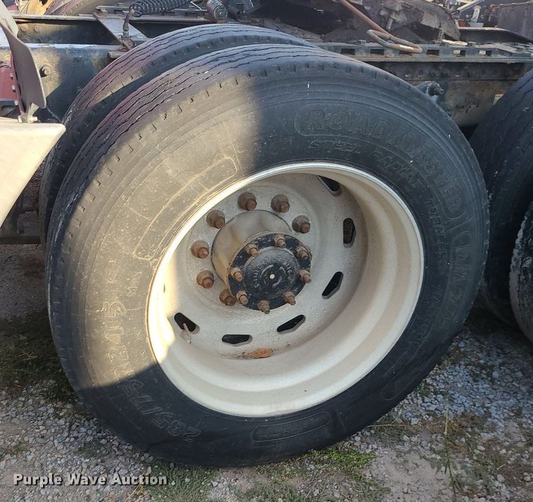 image for item DK4114 2005 Freightliner Columbia  semi truck