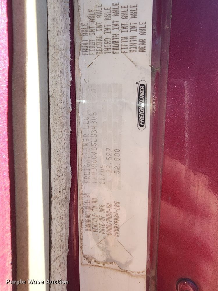 image for item DK4114 2005 Freightliner Columbia  semi truck