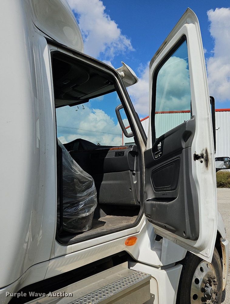 image for item DO1167 2022 International LT625  semi truck