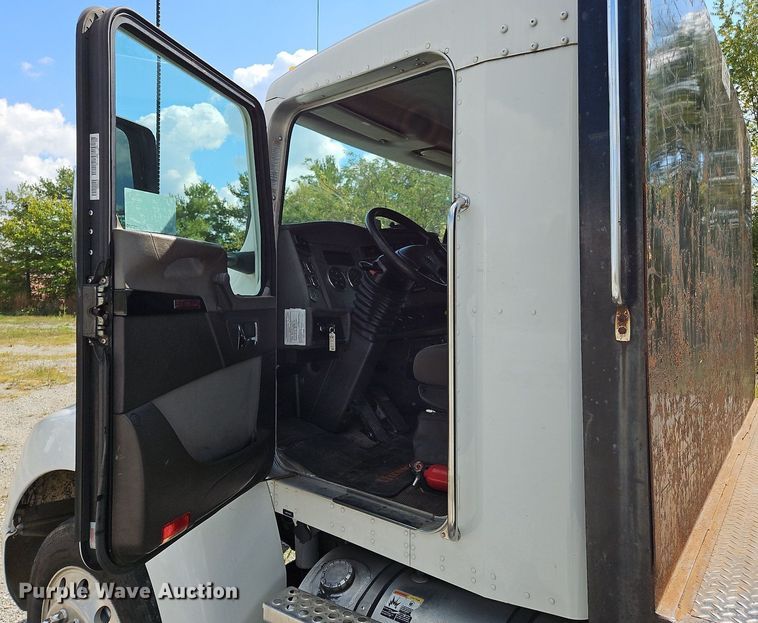 image for item DO1168 2016 Kenworth T270  flatbed truck