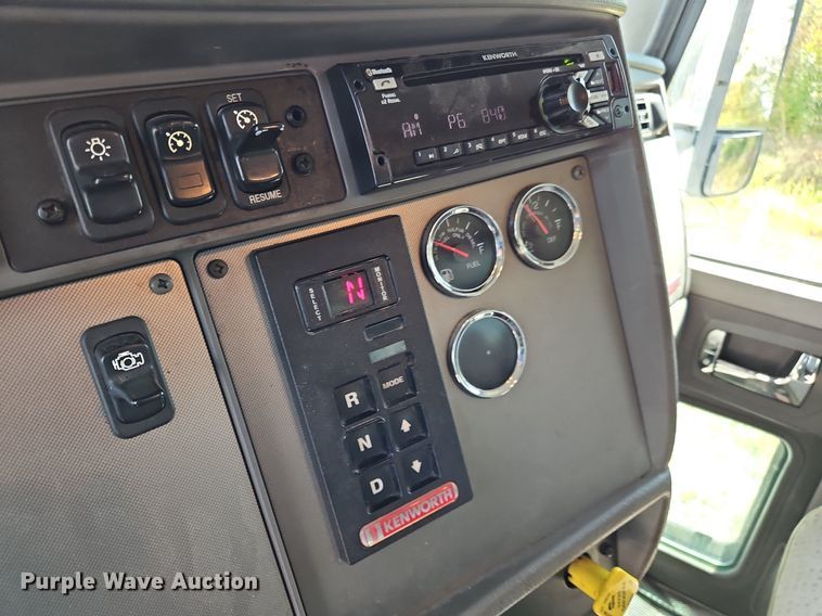 image for item DO1168 2016 Kenworth T270  flatbed truck