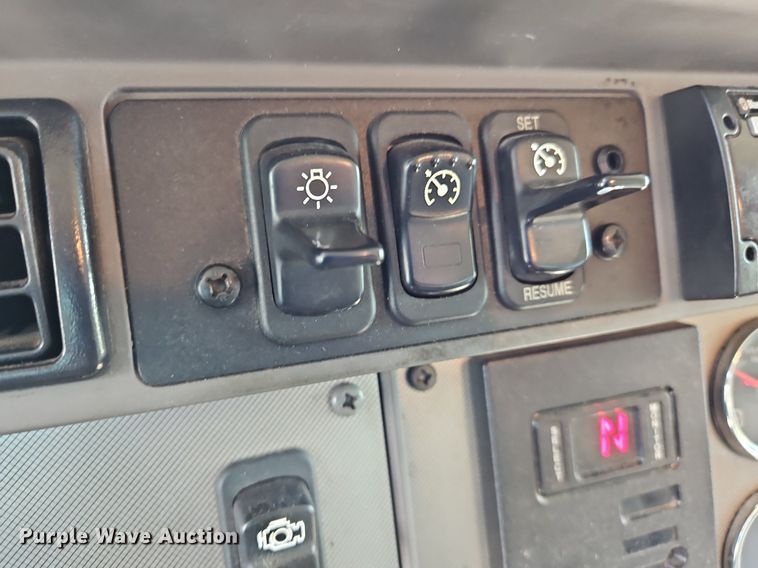 image for item DO1168 2016 Kenworth T270  flatbed truck