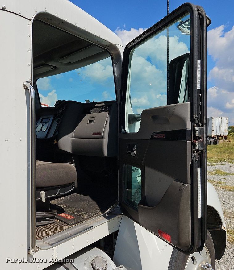 image for item DO1168 2016 Kenworth T270  flatbed truck