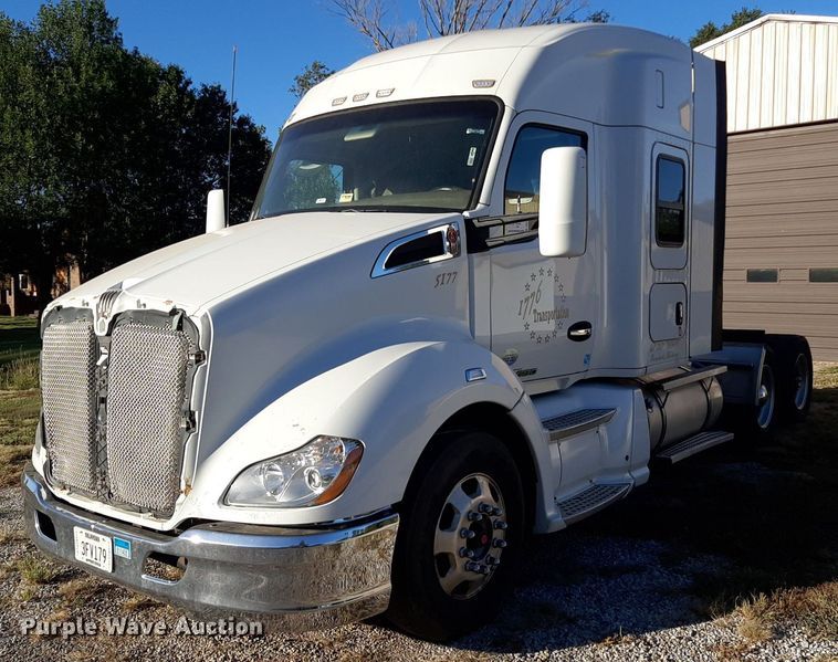 image for item DO3139 2015 Kenworth T680  semi truck