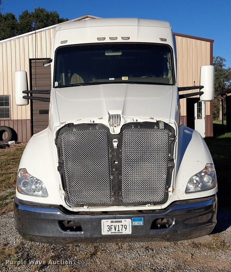 image for item DO3139 2015 Kenworth T680  semi truck