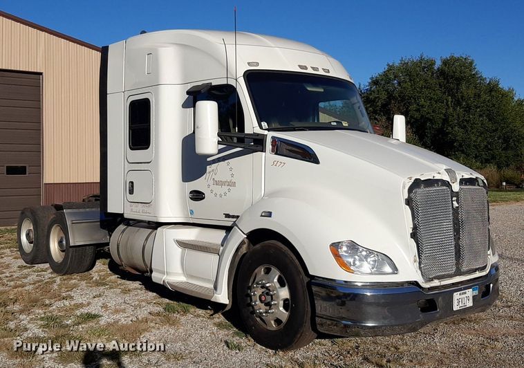 image for item DO3139 2015 Kenworth T680  semi truck