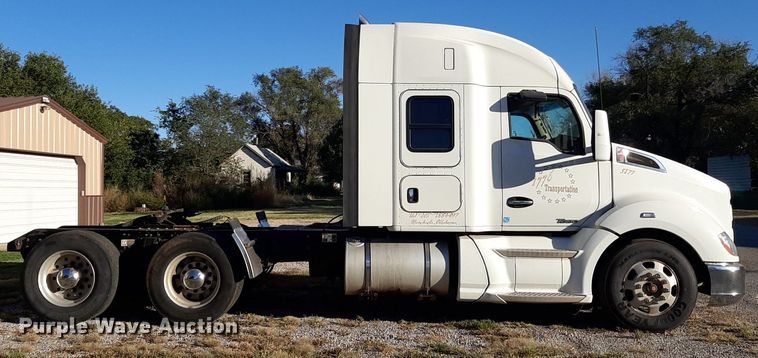 image for item DO3139 2015 Kenworth T680  semi truck