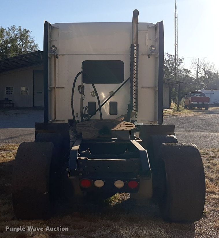 image for item DO3139 2015 Kenworth T680  semi truck