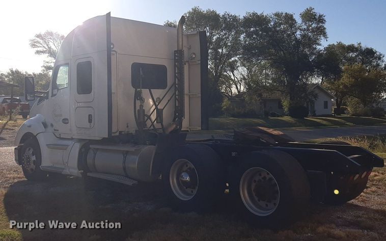 image for item DO3139 2015 Kenworth T680  semi truck