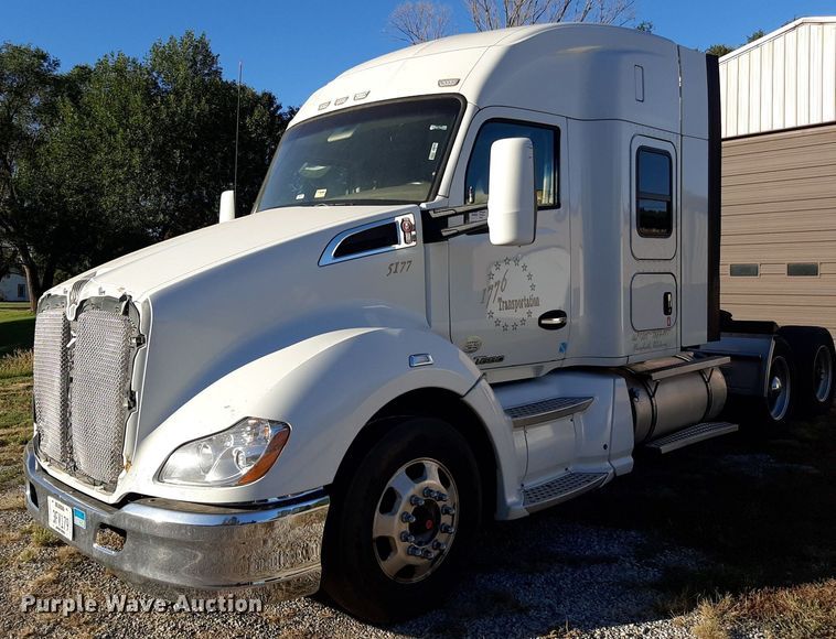 image for item DO3139 2015 Kenworth T680  semi truck